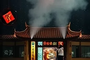 《回声走廊》剧照：空荡的楼道尽头透出一线光