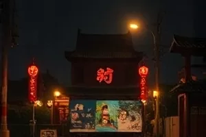 《暗涌码头》剧照：雨夜的集装箱堆场与一盏孤灯