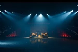 《逆流的鱼》剧照：水槽里逆着水流摆尾的小鱼