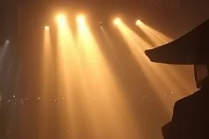 《第七个信箱》剧照：老式绿皮信箱前的一封信